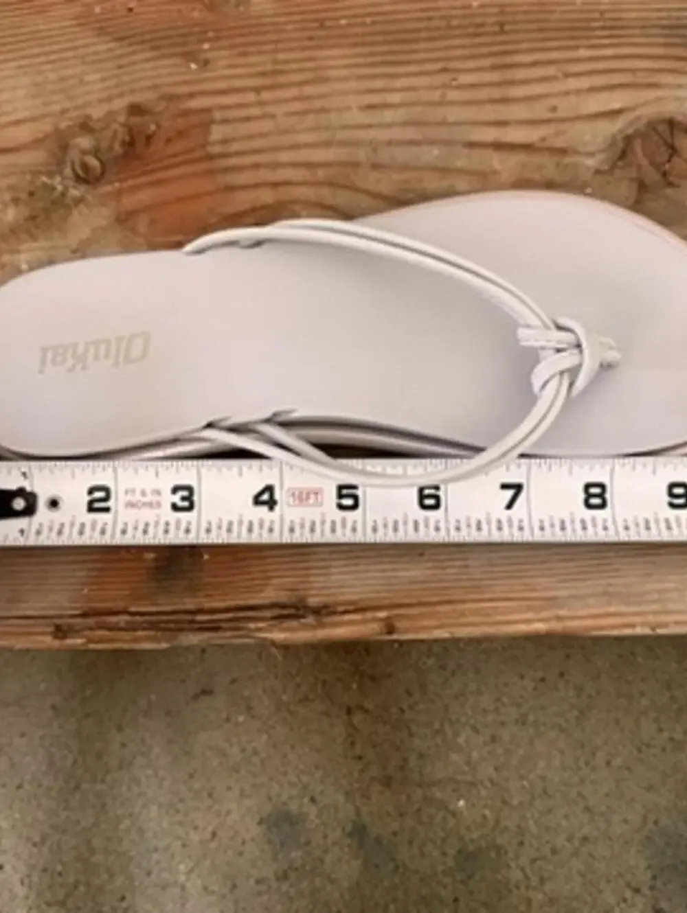 OluKai Aka Women's Size 7 flip-flop Silver Sandals Knotted